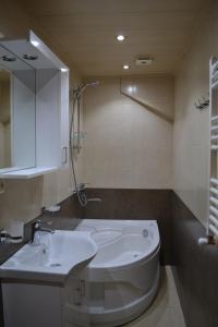 第比利斯Tbilisi Apartment 2的浴室配有白色浴缸和水槽
