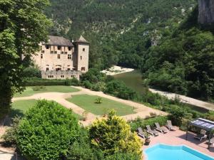 圣埃尼米耶卡兹城堡酒店的城堡空中景观和游泳池