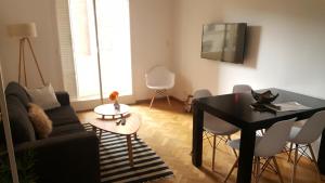 布宜诺斯艾利斯Apartamento Las Heras的客厅配有沙发和桌子