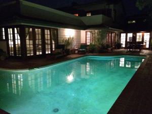 纽波特海滩512 Larkspur Home的夜间游泳池,灯光照亮