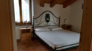 迪马罗Residence Vacanze Apartments的一间卧室配有一张带金属床头板的床