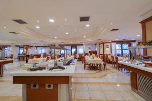 卡利塞亚-豪客迪克斯爱琴海诺斯梅拉多兰海水浴Spa酒店的一间在房间内配有桌椅的餐厅