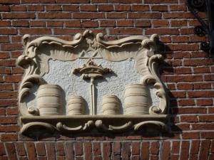 BalkIt Buterhus的砖墙上的一个标志,上面有一堆杯子