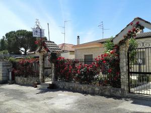 圣埃拉莫因科莱B&B Villa Paradiso的房屋前有红花的栅栏
