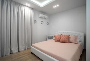 扎金索斯镇Pineapple Seaside Suite的白色卧室配有带两个枕头的床