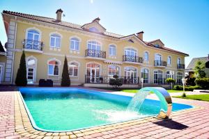 文尼察Hotel Villa Venice的一座带游泳池和喷泉的大房子