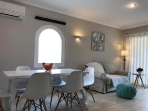 圣马蒂登普里斯Apartament Neàpolis 2的客厅配有白色的桌子和椅子