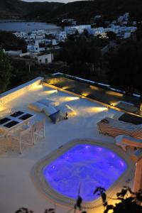 斯科拉Patmos Exclusive Villas的一座大型游泳池,位于一座建筑的顶部
