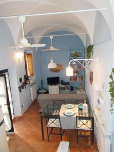 卡萨莱蒙费拉托“La Loggia” Apartment的客厅配有桌子和沙发