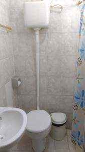 Paulo AfonsoPousada Ilha Bela的浴室配有白色卫生间和盥洗盆。