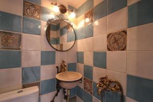 梅斯塔Mesta Mastic的一间带水槽和镜子的浴室