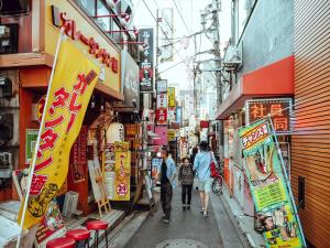 公寓内部或周边的超市或其他商店