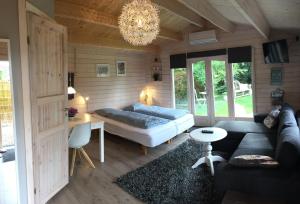 ValløbyPiccobello Bed & Breakfast Valløby Køge的带沙发和吊灯的客厅