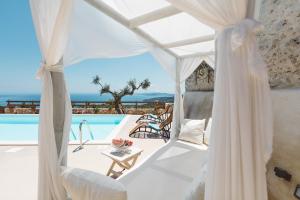 圣尼古拉奥斯Villa Aria的享有泳池景致的白色帐篷
