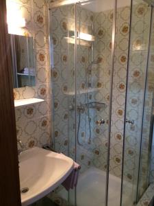 米特西尔Landhof Aigner的带淋浴和盥洗盆的浴室