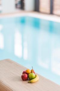 瓦尔内明德惠布纳公园酒店的一堆水果坐在桌子上