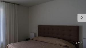 特罗亚Troia Resort Apt Marina的一间卧室设有一张床和一个窗口