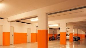 特罗亚Troia Resort Apt Marina的一个空的停车场,有橙色和白色的柱子
