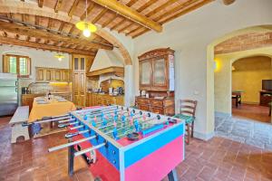 因普鲁内塔Casa Scopeti by PosarelliVillas的配有桌上足球的房间