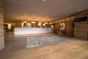 塞维利亚塞维利亚泽尼特酒店的一间铺有木地板的大客房