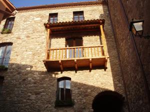 拉波夫拉-德利列特El Castell de la Pobla de Lillet (Adults Only)的石头建筑一侧的阳台