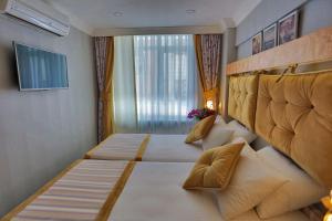 伊斯坦布尔加斯特酒店的一间卧室设有两张床和大窗户