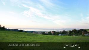 海登海登博登湖健康酒店的享有田野景致的草山