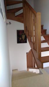 路特奇Aegean View Villa的墙上挂着照片的房子里的楼梯