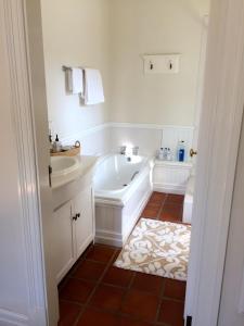 克卢夫Southey House的带浴缸和盥洗盆的浴室