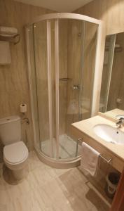 布尔戈斯阿康托酒店的带淋浴、卫生间和盥洗盆的浴室