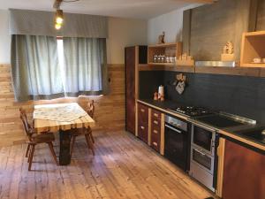 巴切诺Le samantine的厨房配有桌子和炉灶。 顶部烤箱
