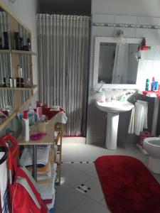 地拉那Guesthouse Hygge的一间带水槽、卫生间和淋浴的浴室