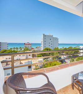 帕尔马海滩Hotel Principe Wellness&Spa的阳台配有椅子,享有海景