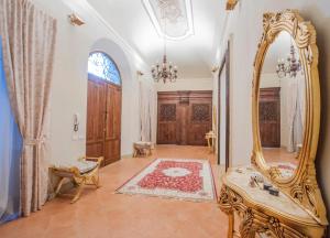 锡耶纳Palazzo de' Vecchi的门房里华丽的金色镜子