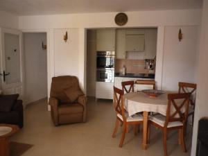 内尔哈卡萨布兰卡别墅的厨房以及带桌椅的起居室。