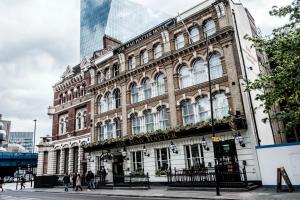 伦敦富勒疯帽子酒店的街道拐角处的一块大砖砌建筑