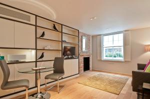 伦敦Wigmore Suites Serviced Apartments by Globe Apartments的客厅配有桌椅