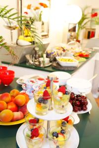 施万高克莱纳康尼格坑酒店的自助餐,包括水果盘和碗