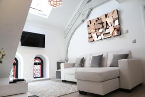 切斯特The Chapel Chester - Boutique Apartments的客厅配有白色沙发和电视