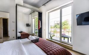 敖德萨Hotel Sorrento的一间卧室设有一张大床和一个大窗户