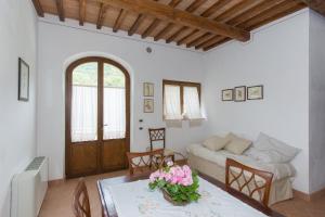 PapignoIl Borgo Di San Michele的客厅配有桌子和沙发