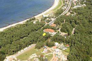 格洛韦格洛威贝尔艾尔斯特拉兰德酒店的海滩旁房屋的空中景致