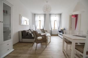 路德斯塔德·威特比Ferienwohnungen EULE的白色的客厅配有沙发和桌子
