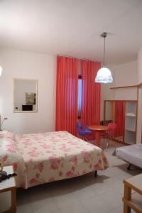 蓬泰代拉伊尔法尔盖托酒店的卧室配有1张床、1张桌子和1把椅子