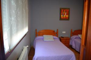 纳龙Casa Alonso的一间小卧室,配有两张床和窗户