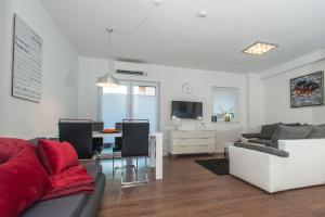 马卡尔斯卡ARENA Apartment 5-Stars Premium-Accommodation的客厅配有沙发和桌子