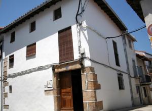 埃尔瓦维克多查莫罗阿科乡村公寓酒店的一座古老的白色建筑,设有木门