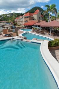 菲利普斯堡迪韦小湾海滩度假酒店的度假村内的大型蓝色海水游泳池