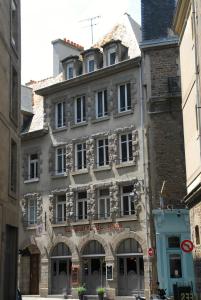 圣马洛Saint-Malo Apartment的一条城市街道上的石头建筑