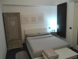 塞尔莫内塔B&B Stazione Latina的一间小卧室,配有一张床和一个梳妆台